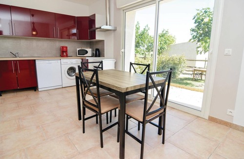 Le Sambuc House | Delightful 2 Bedroom Getaway in Le Sambuc with Pool