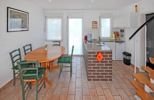Loissin House | Unmatched 2-Bedroom Retreat with Ocean Views in Gahlkow