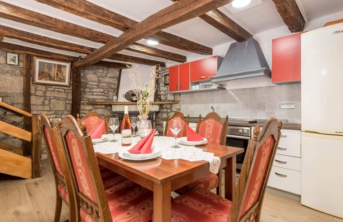 Jurdani House | Cozy Vacation Home with Spa & Pet-Friendly Amenities