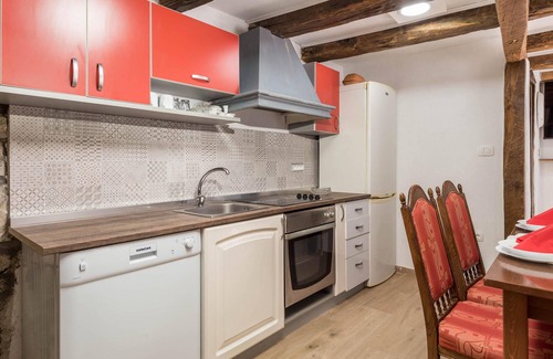 Jurdani House | Cozy Vacation Home with Spa & Pet-Friendly Amenities