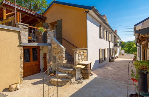 Jurdani House | Cozy Vacation Home with Spa & Pet-Friendly Amenities