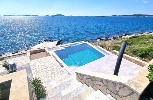 Pasman House | Relaxing Retreat at Zizanj Island: Oceanfront Getaway Awaits