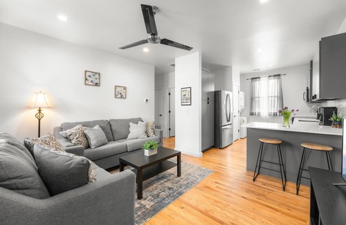 East Cesar Chavez Apartment | 2-Bedroom East Austin Condo-Free Parking