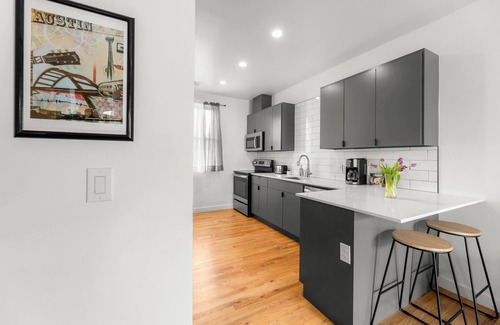 East Cesar Chavez Apartment | 2-Bedroom East Austin Condo-Free Parking