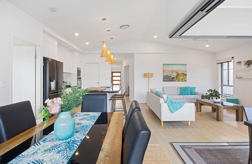 Pialba House | Relaxing 2 Bedroom Escape on the Oceans with Great Amenities