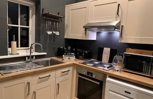 Winterbourne Earls Cottage | Executive 2 Bedroom Suite: Pet Friendly & Family Approved