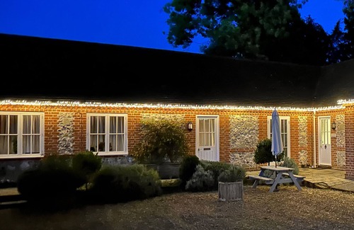 Winterbourne Earls Cottage | Executive 2 Bedroom Suite: Pet Friendly & Family Approved