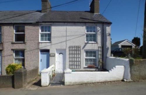 Edern House | Family-Friendly 2 Bed Cottage, Dog Friendly & Steps to Beach