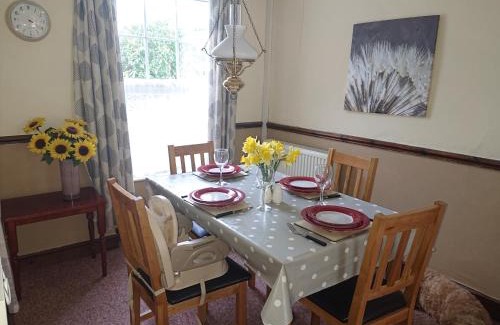 Edern House | Family-Friendly 2 Bed Cottage, Dog Friendly & Steps to Beach