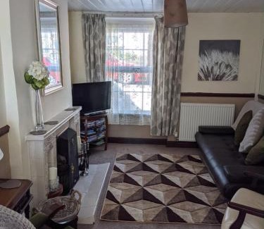 Edern House | Family-Friendly 2 Bed Cottage, Dog Friendly & Steps to Beach