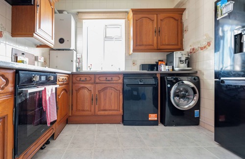 Shacklewell Apartment | 2 bedroom flat in Hackney, London. Next to several stations and restaurants