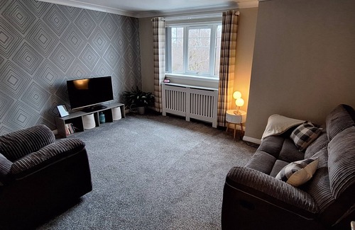 Coatbridge Apartment | 2 Bedroom flat with great Glasgow/Edinburgh connections.