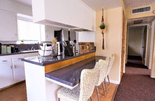 Oleander - Sunset House | Cozy 2 Bedroom Townhouse with Private Entrance in Downtown Bakersfield
