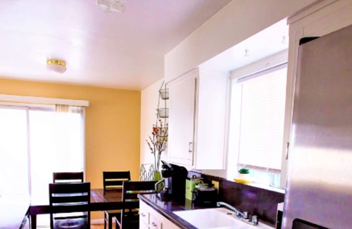 Oleander - Sunset House | Cozy 2 Bedroom Townhouse with Private Entrance in Downtown Bakersfield