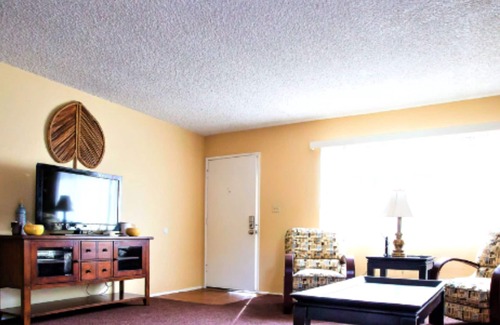 Oleander - Sunset House | Cozy 2 Bedroom Townhouse with Private Entrance in Downtown Bakersfield
