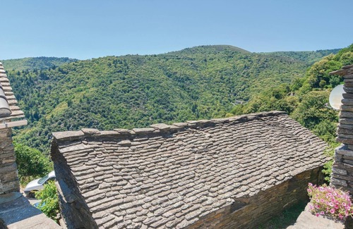 Bonnevaux House | Family-Friendly 2 Bedroom Stay in Bonnevaux with Spa