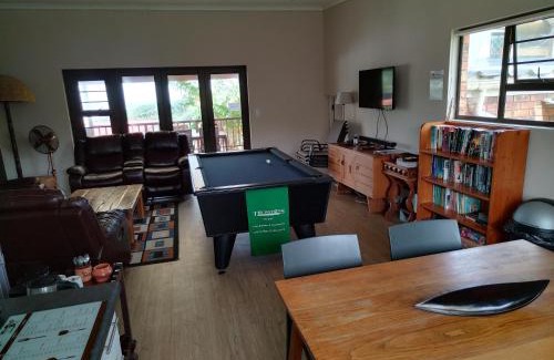 Amatola Coastal Apartment | Inviting 2 Bedroom Suite at A-frame Glengariff Beach