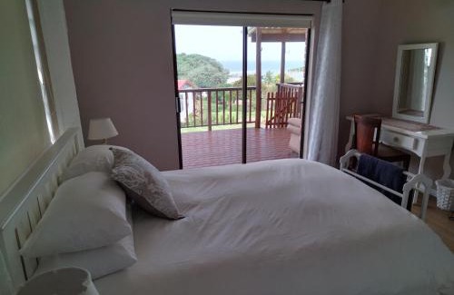Amatola Coastal Apartment | Inviting 2 Bedroom Suite at A-frame Glengariff Beach