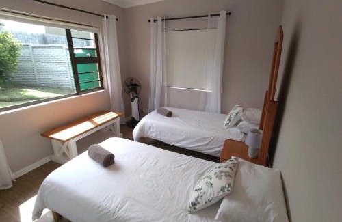Amatola Coastal Apartment | Inviting 2 Bedroom Suite at A-frame Glengariff Beach
