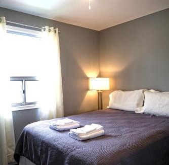 Roseneath House | Ideal 2 Bedroom Harbor Front Condo with Pet-Friendly Perks