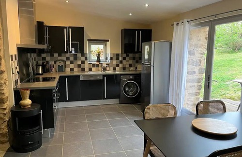 Laguepie Cottage | Cozy 2 Bedroom Cottage with Pool for Your Next Getaway