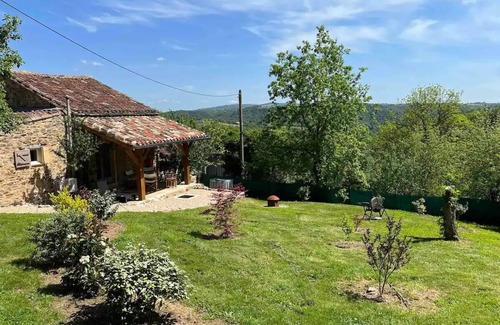 Laguepie Cottage | Cozy 2 Bedroom Cottage with Pool for Your Next Getaway