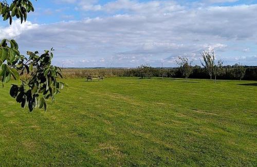 Tilney Fen End House | Idyllic 2 Bedroom Holiday Home in Norfolk with Private Field