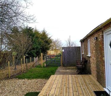 Tilney Fen End House | Idyllic 2 Bedroom Holiday Home in Norfolk with Private Field