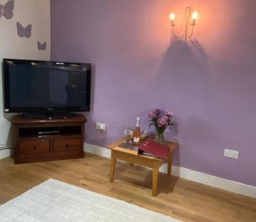 Tilney Fen End House | Idyllic 2 Bedroom Holiday Home in Norfolk with Private Field