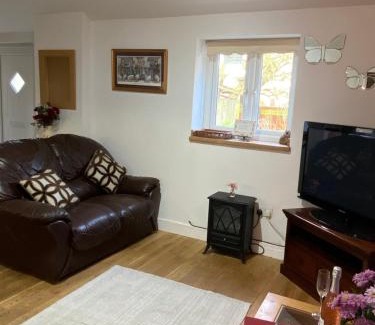 Tilney Fen End House | Idyllic 2 Bedroom Holiday Home in Norfolk with Private Field