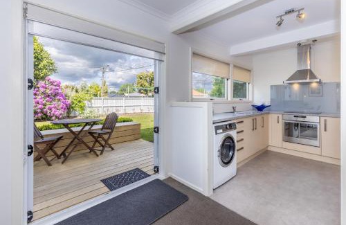 Hamilton East Apartment | Cozy 2-Bedroom Retreat with Ocean View and Private Parking