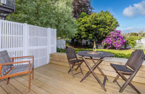 Hamilton East Apartment | Cozy 2-Bedroom Retreat with Ocean View and Private Parking