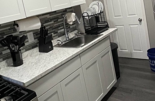 Darby House | 2 Bedroom Home In Darby(15 Min From Phila Airport)