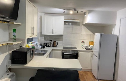 Manchester House | Comfortable 2 Bedroom Home Near University & Stadium