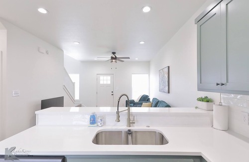 Abilene Condo | Perfect 2-Bedroom Condo in Abilene with Hot Tub & AC