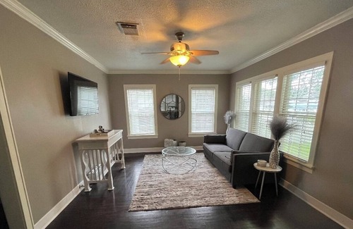 Bacliff House | 2 bedroom house 7 minutes away from kemah boardwalk and close to Galveston bay.