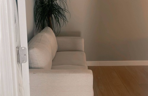 Kent House | 2-bedroom house in Kent with WiFi, AC & Huge tiled backyard