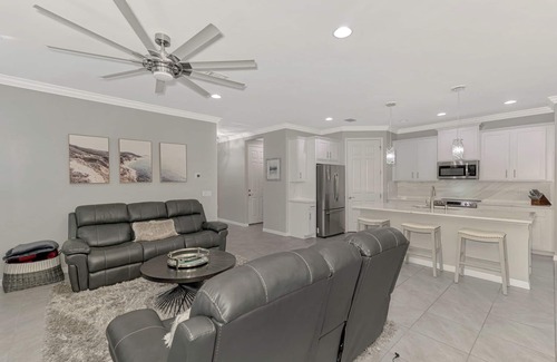 Gran Paradiso House | 2-bedroom house in Venice-Wellen Park - Short-Term Rental - 2 Months Minimum