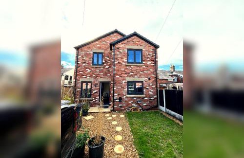 Sandbach House | 2 Bedroom House - Private Parking - Central