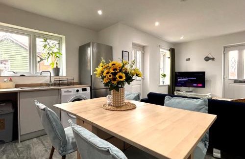 Sandbach House | 2 Bedroom House - Private Parking - Central