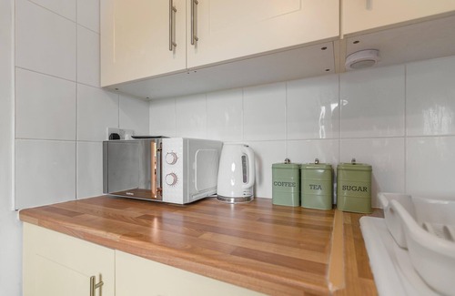 Norwich Apartment | Convenient 2 Bedroom House with Free Parking & Kitchen