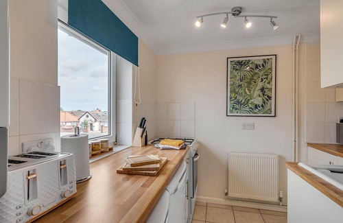 Norwich Apartment | Convenient 2 Bedroom House with Free Parking & Kitchen