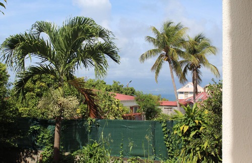 L'Houezel Apartment | Cozy Hummingbird Apartment with Ocean View and Breakfast