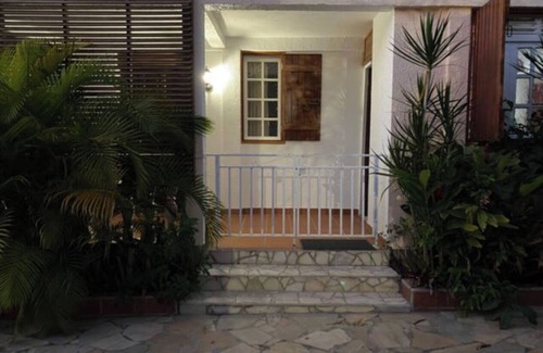 L'Houezel Apartment | Cozy Hummingbird Apartment with Ocean View and Breakfast
