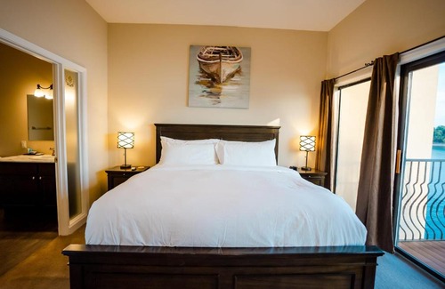 Ridgedale House | Charming 2 Bedroom Lake View Villa with Great Accessibility