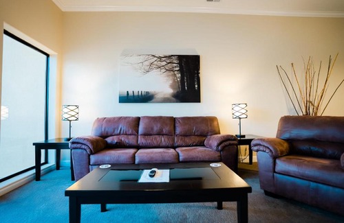 Ridgedale House | Charming 2 Bedroom Lake View Villa with Great Accessibility
