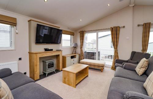 Pevensey House | Family-Friendly 2 Bedroom Lodge at Pevensey Bay with Pool