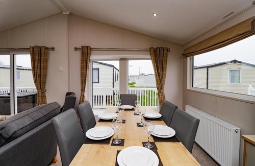 Pevensey House | Family-Friendly 2 Bedroom Lodge at Pevensey Bay with Pool