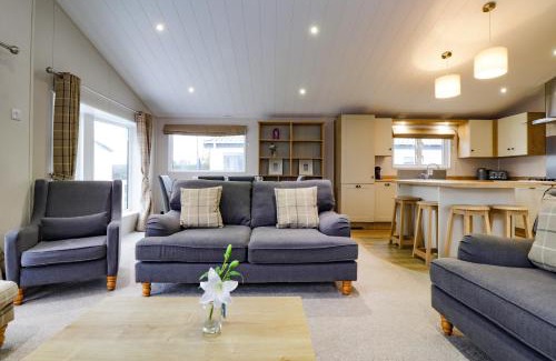 Pevensey House | Family-Friendly 2 Bedroom Lodge at Pevensey Bay with Pool