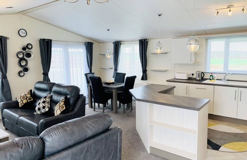 Shanklin House | Pet-Friendly 2 Bedroom Lodge with Ocean Views in Shanklin